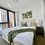 Quiet Family Paradise In Surfers