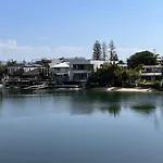 Quiet Family Paradise In Surfers